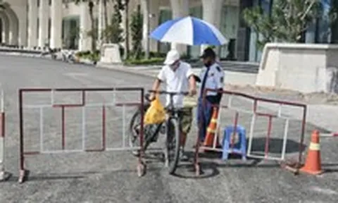 Đường ven rạch Xuyên Tâm vừa thông, bảo vệ trường đại học dựng rào không cho đi