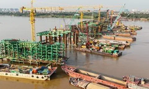 "Siêu" cầu vượt sông Hồng 16.200 tỷ đồng nối khu phố cổ với Long Biên do Sun Group triển khai đã hoàn thành toàn bộ cọc khoan nhồi, hơn 26.000 tấn thép đang được gia công