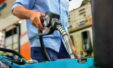 Giá xăng tăng, vượt hơn 23.000 đồng/lít