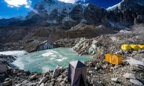 Sông băng Everest tan vì... nước tiểu của người leo núi?