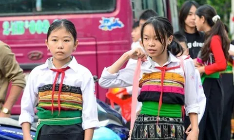 Lần đầu khai giảng ở trường nội trú, học trò vùng biên không còn lo vượt núi đến trường