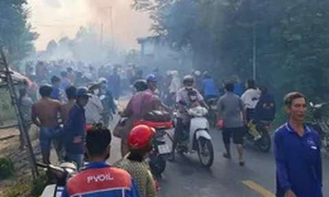 Cháy nhà yến ven quốc lộ 30, xe cộ qua khu vực ùn tắc