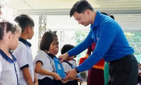 Trung ương Đoàn tặng phòng máy tính và học bổng cho học sinh biên giới Đồng Tháp