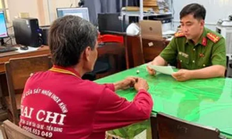 Tranh chấp đất đai, người đàn ông dùng búa đập mộ mẹ của chị cùng cha khác mẹ