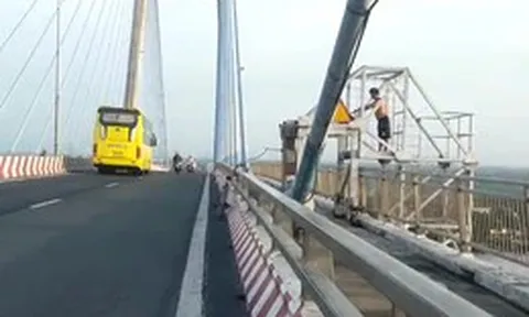 Người đàn ông leo lên hành lang cầu Mỹ Thuận 1 tập thể dục hết sức nguy hiểm
