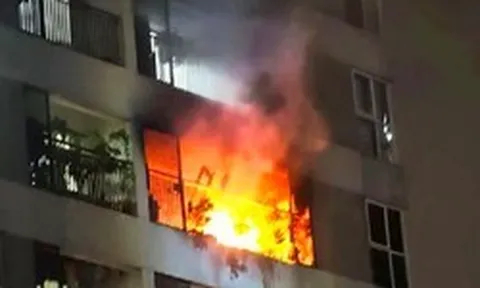 Cháy căn hộ tầng 9 chung cư ở Hà Nội, 3 mẹ con thoát nạn