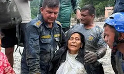 Lũ quét ở Nepal: Gia đình làm lễ tang thì phát hiện cụ bà còn sống sau 10 ngày mất tích