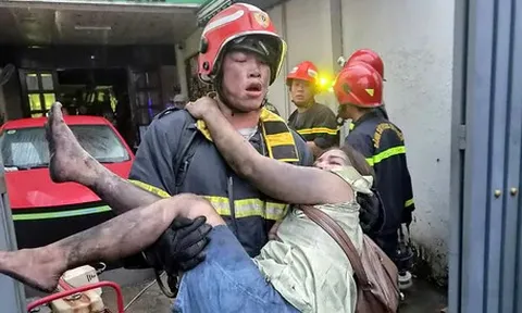 Cảnh sát chữa cháy lao vào khách sạn cứu 26 người trong vụ cháy làm 2 người tử vong