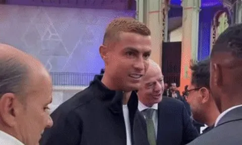 Phản ứng của Ronaldo khi chạm mặt Infantino