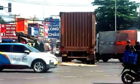 4 người đi xe máy bị cuốn vào gầm xe tải, 3 người chết