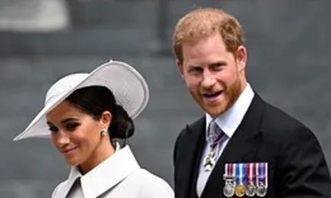 Harry - Meghan ngạc nhiên trước thư Hoàng gia Anh nói họ là 'công dân bình thường'