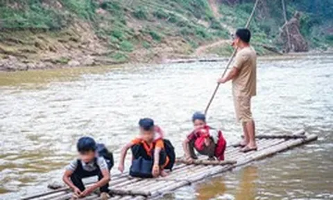 Sắp có cầu bê tông, học sinh vùng cao không còn phải đi bè qua sông đến lớp