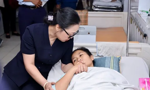 Thứ trưởng Bộ GD&ĐT động viên cô giáo mất một chân khi cứu học trò