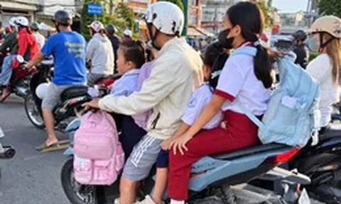 Xe máy 'tống 3, tống 4' chở trẻ đi học: 'Gọn, lẹ' nhưng hiểm họa ngay trước mắt