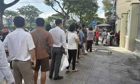 Sau khai giảng, phụ huynh TP.HCM vẫn xếp hàng mua sách giáo khoa cho con