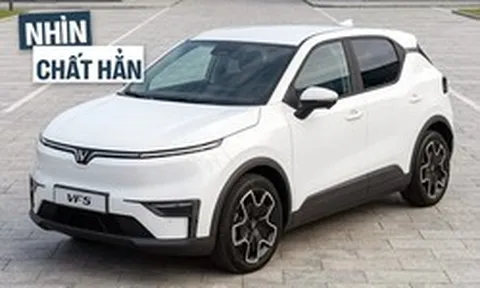 VinFast VF 5 mới lộ diện không che với các điểm nhận diện khác nhau: Dễ có nhiều bản, bản cao cấp có viền chrome 'cánh chim', mâm 2 tông màu sành điệu