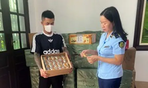 2.520 chiếc bánh trung thu ngoại nhập “không giấy tờ” bị bắt ngay tại cổng chợ: Ông chủ SN 1990 khai gì?