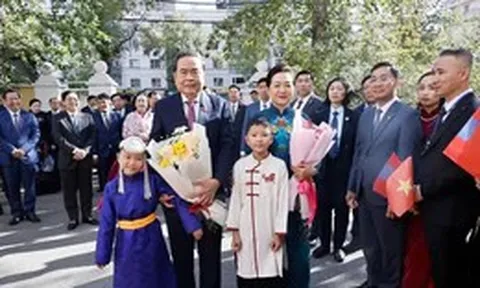 Chủ tịch Quốc hội Trần Thanh Mẫn gặp gỡ kiều bào tại Mông Cổ