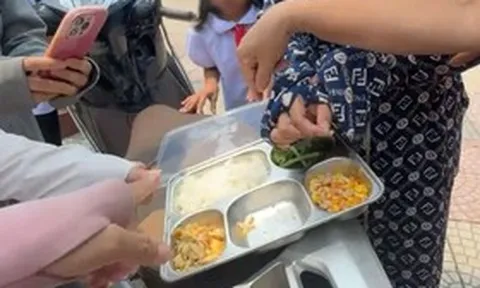 Gần 13h mới có cơm bán trú, phụ huynh đón con về, trường đổi nhà cung cấp