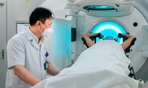 Vụ bệnh nhân ung thư 'muốn trị xạ nhanh, phải kẹp tiền vào sổ': Bệnh viện E đình chỉ nhân viên liên quan đến phản ảnh