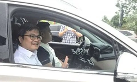 Phó Chủ tịch Hà Nội trải nghiệm ô tô tự lái