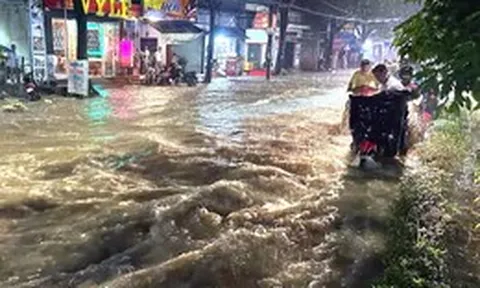 Mưa lớn khiến nhiều tuyến đường ở Đồng Nai ngập nặng, nước cuốn trôi xe máy