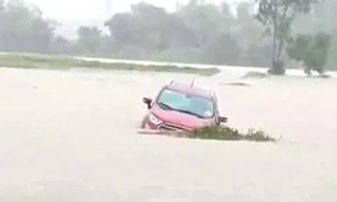 Đi đám cưới xong lái xe băng luôn qua vùng ngập nước, người dân phải giải cứu