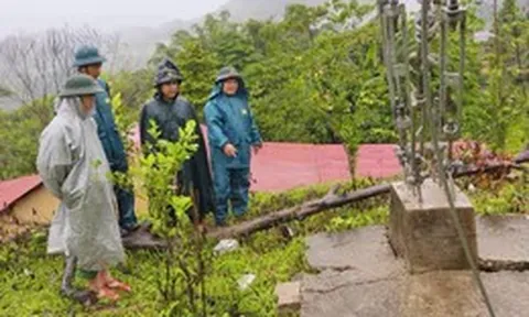 Mưa lớn khắp Đà Nẵng, quân đội căng sức xử lý hiện trường