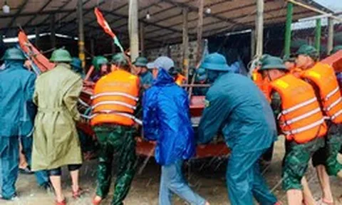 Sóng cao 2,5m đánh vào bãi tắm Mỹ Thủy