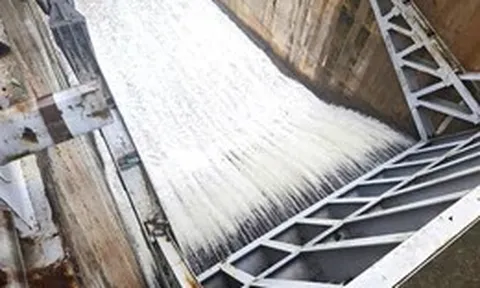 Các hồ đập ở Hà Tĩnh vận hành xả tràn để ứng phó với mưa lũ