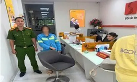 Đã thành công chuyển đi 60 triệu đồng, đang tất toán 3 sổ tiết kiệm thì làm lộ điểm bất thường: Công an vào cuộc làm việc với ngân hàng và người phụ nữ ở Hà Nội