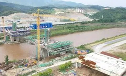 Cầu vượt sông Hồng nối Việt Nam - Trung Quốc tại Lào Cai dần hình thành