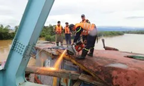 Cảnh sát và cả trăm người tham gia giải cứu cầu đường sắt bị sà lan mắc vào