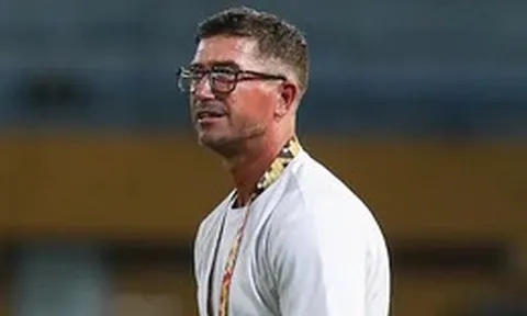 CLB Hà Nội căng thẳng, HLV Kewell họp với cầu thủ rất lâu trong phòng thay đồ