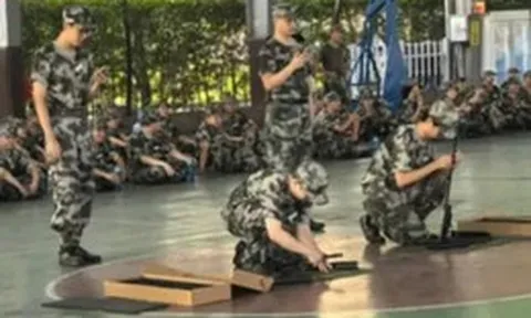 Chuỗi trà sữa đào tạo nhân viên như quân đội: Thu điện thoại, gấp chăn vuông
