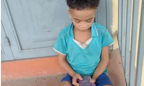 Bé 13 tuổi đi 100km đường núi tìm mẹ, mang điện thoại không sim có hình cha mới mất