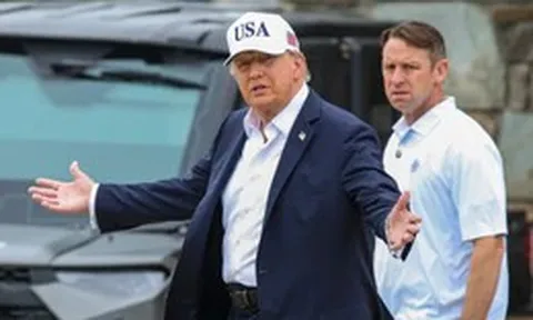 Ông Trump: Ukraine cần ngừng đánh vào dầu Nga; Mỹ có thể ở lại Iran