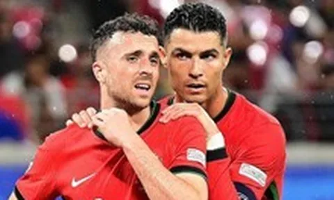 Ronaldo phẫn nộ, yêu cầu cấm vĩnh viễn CĐV xúc phạm Ruben Neves và cố cầu thủ Diogo Jota