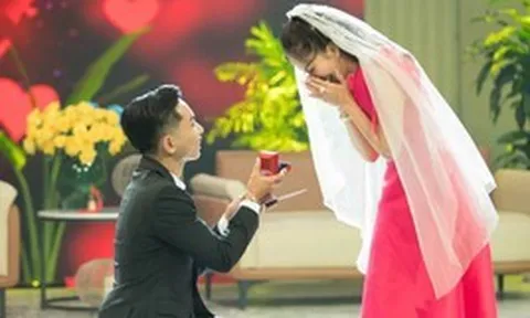 Nữ nghệ sĩ là Viện trưởng nói về chồng kém 11 tuổi: "Từ học trò... giờ hắn là chồng tớ"