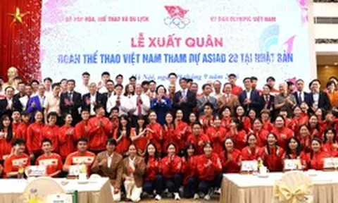 Tuyển thủ Lê Thanh Thúy và Đinh Quang Kiệt cầm cờ Đoàn Thể thao Việt Nam tại ASIAD 20