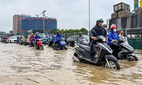 Nhiều tuyến phố Hà Nội ngập sau mưa lớn suốt đêm, xe cộ kẹt cứng qua cầu Vĩnh Tuy