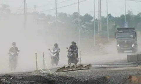Quốc lộ 14B qua Đà Nẵng vẫn ngổn ngang, bụi mịt mù dù sắp hết hạn bàn giao