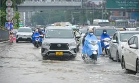 Hà Nội mưa ngập, nhiều trường cho học sinh nghỉ, chuyển sang học online