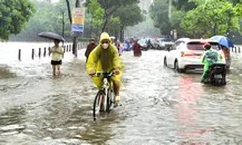 Hà Nội huy động 2.500 người và trên 200 thiết bị chống ngập