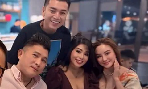 Vy Oanh sang Mỹ gặp cả chồng cũ Hồng Đào, khoe nhan sắc “má bánh bao”