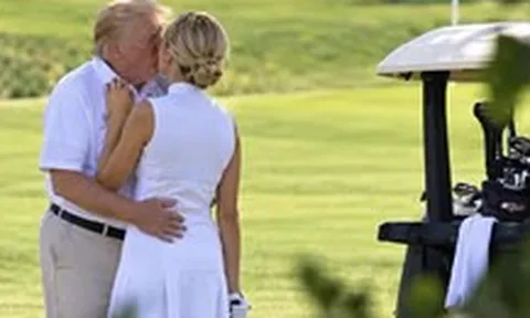 Nhà Trắng khẳng định bức ảnh ông Trump hôn trợ lý Natalie Harp là giả