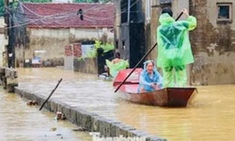 Nước dâng ngang người, người dân vùng ven Hà Nội dùng thuyền đi lại