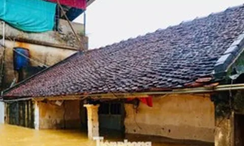 Hà Nội: Ngập gần tới mái nhà, người dân tất tả chạy lũ