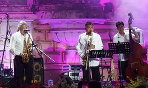 Cha con nghệ sĩ Quyền Văn Minh và các nghệ sĩ hâm nóng Hà Nội mưa lạnh bằng jazz