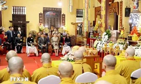 Nhà Vua Thái Lan và Hoàng hậu thăm chùa Quán Sứ và dự Lễ cầu an